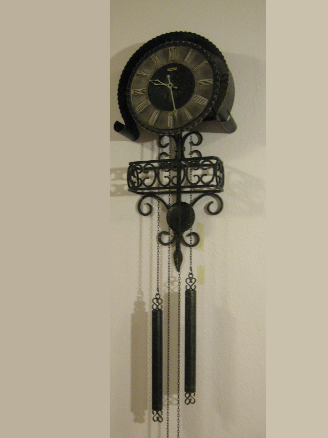 Antico orologio a pendolo in metallo con pesi Veroantico Antico orologio a pendolo in metallo con pesi Veroantico